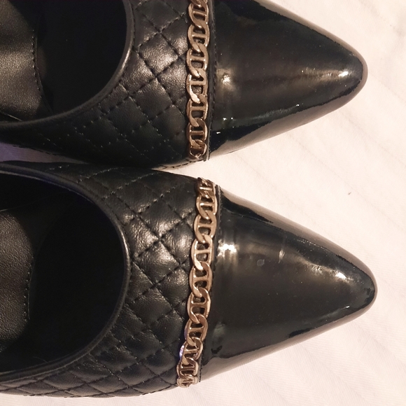 Black kitten heel shoes with gold chain detail Size 8.5 Narrow - Picture 4 of 8